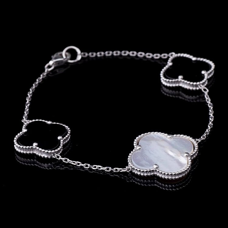 Серебряный браслет "Клевер" с ониксом и перламутром (родий) 14874 от ювелирного магазина Оникс - 1