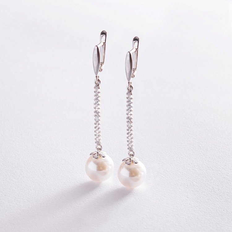 Серебряные серьги (искусственный жемчуг, фианиты) 121044 от ювелирного магазина Оникс