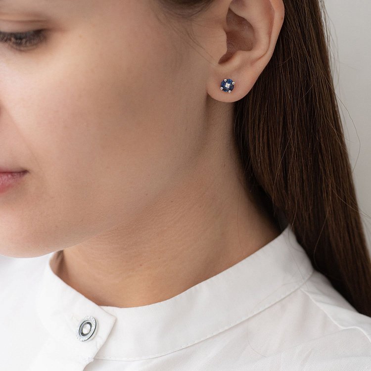 Золотые серьги-гвоздики с сапфирами и бриллиантами сб0075aj от ювелирного магазина Оникс - 1