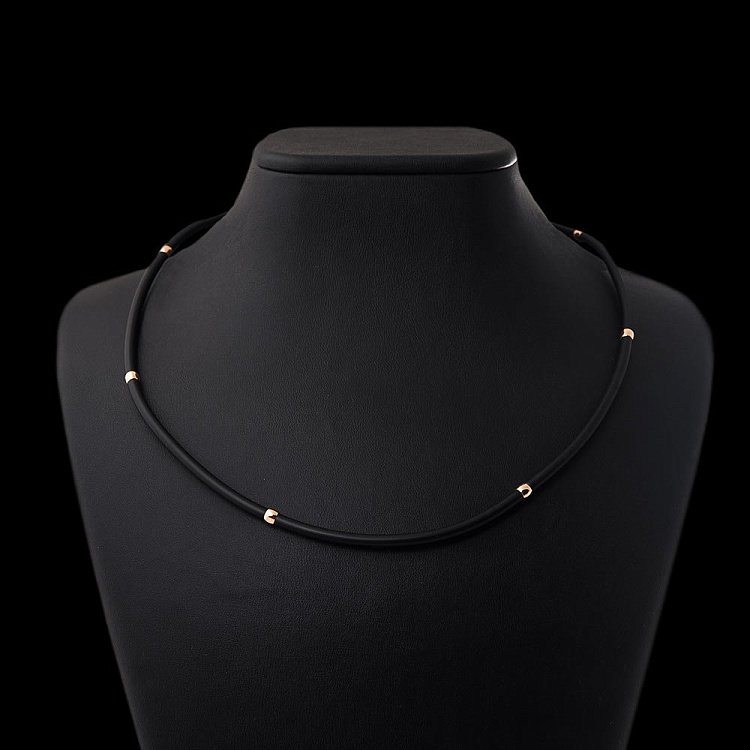 Каучуковий шнурок з золотою гладкою застібкою і вставками з золота (4 мм) кол00492 від ювелірного магазину Онікс - 2