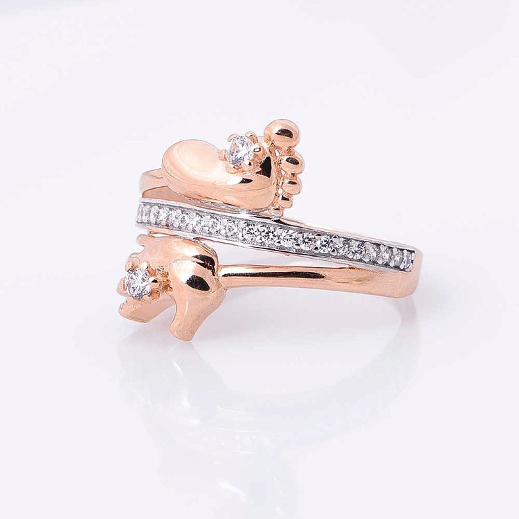 Золотое кольцо "Ручка-ножка младенца" с фианитами к04723 от ювелирного магазина Оникс - 1