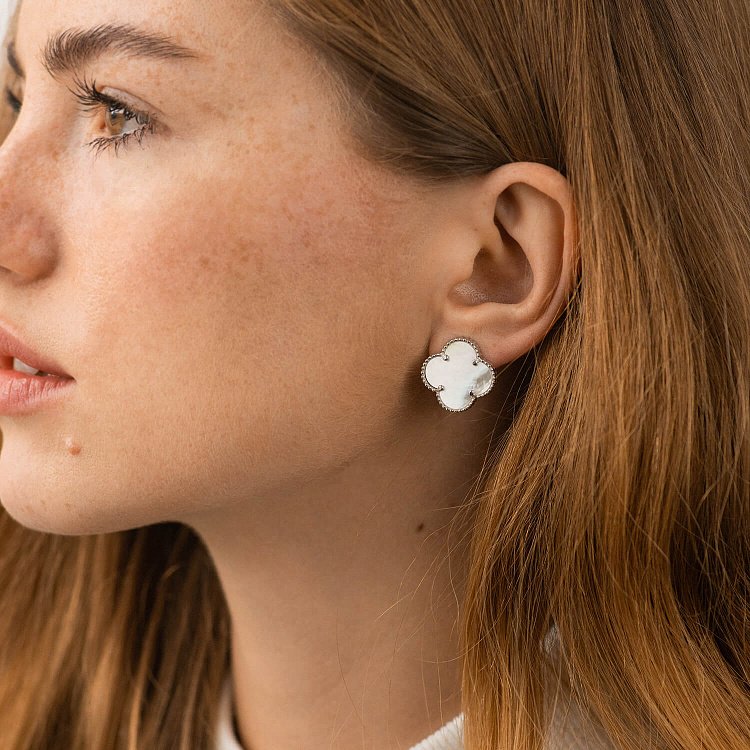 Срібні сережки "Конюшина" (перламутр) 123420 від ювелірного магазину Онікс