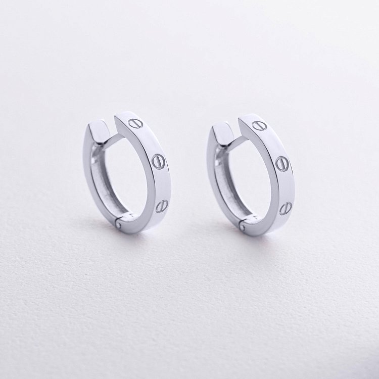 Сережки - кільця "Love" у білому золоті с09145 від ювелірного магазину Онікс