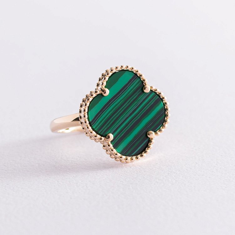 Золотое кольцо "Клевер" с малахитом к06880 от ювелирного магазина Оникс