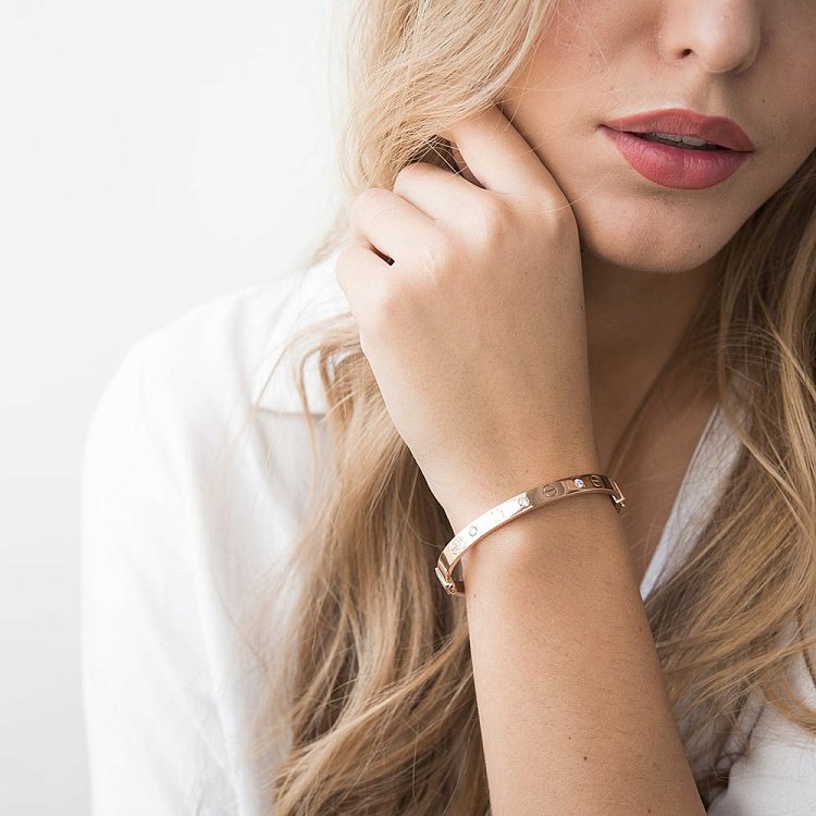 Жесткий золотой браслет "Love" с фианитами б03731 от ювелирного магазина Оникс - 3