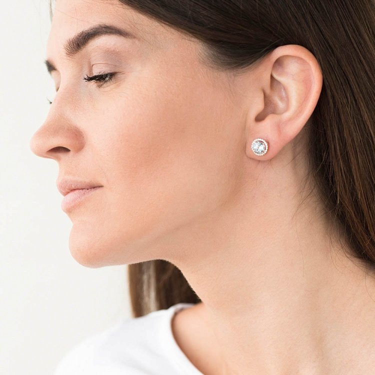 Золотые серьги-гвоздики с голубым топазом и фианитами 14048668 от ювелирного магазина Оникс - 3