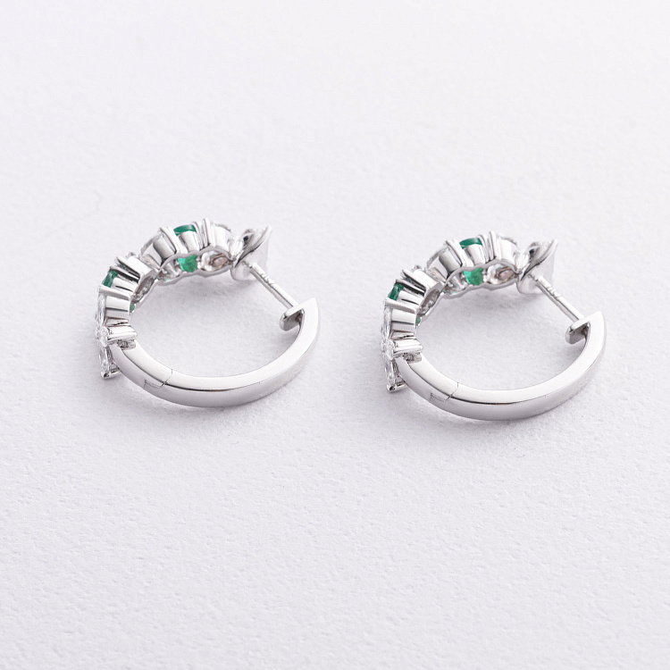 Сережки - кільця "Конюшина" в білому золоті (діаманти, смарагди) сб0703ca від ювелірного магазину Онікс - 1