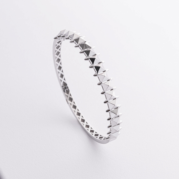 Жесткий браслет "Clara" в белом золоте б05606 от ювелирного магазина Оникс