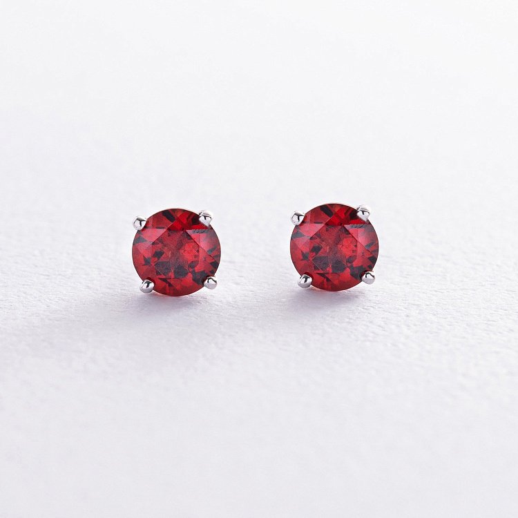 Золоті сережки - пусети з піропами с08411 від ювелірного магазину Онікс