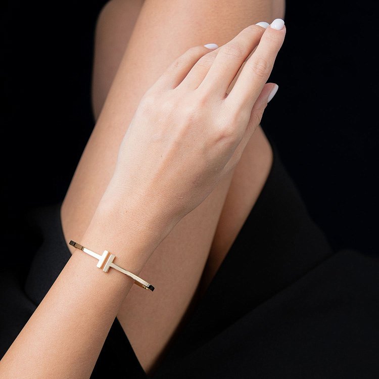 Жесткий браслет из желтого золота б02957 от ювелирного магазина Оникс - 1