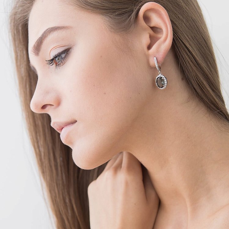 Сережки з синтетичної шпинелью сірого кольору с024 - 3 Сережки з синтетичної шпинелью сірого кольору с024 від ювелірного магазину Онікс - 3