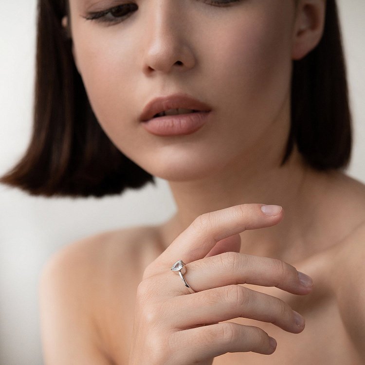 Срібна каблучка "Серце" з фіанітом 112619 від ювелірного магазину Онікс - 1