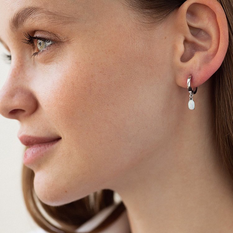 Сережки - кільця з опалом (біле золото) с08703 від ювелірного магазину Онікс - 1