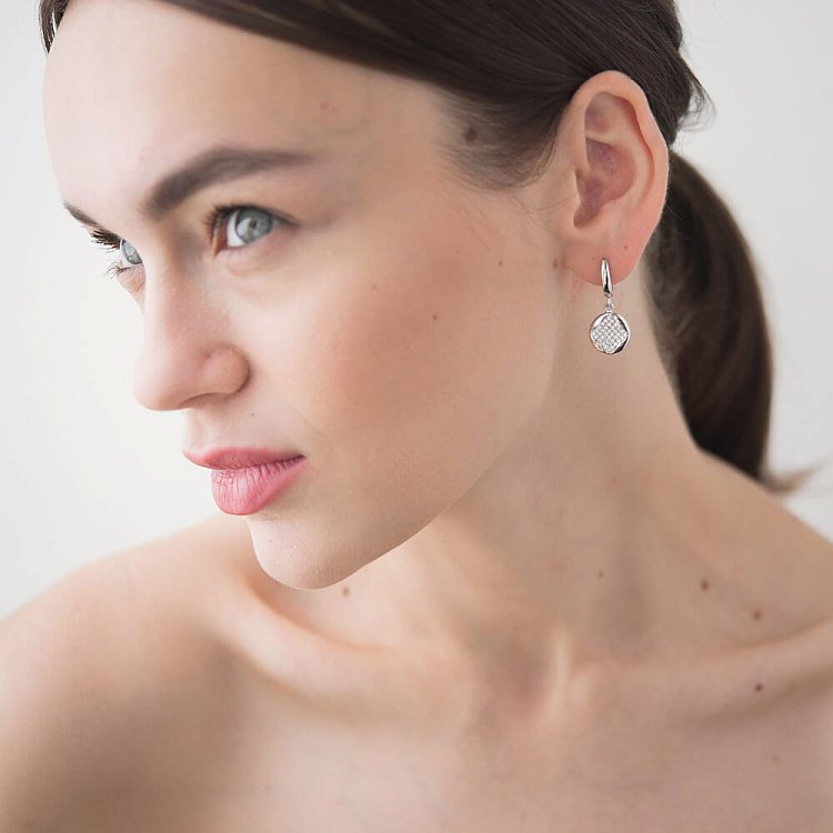 Срібні сережки з фіанітами 121748 від ювелірного магазину Онікс