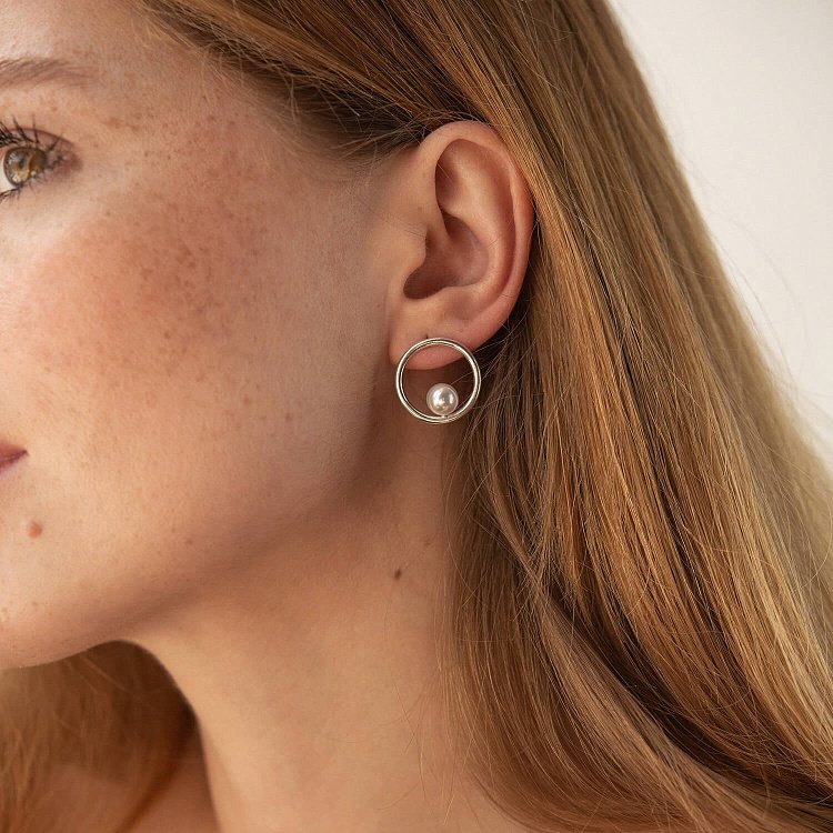 Срібні сережки-пусети "Кругообіг" з перлами 122551 від ювелірного магазину Онікс - 4