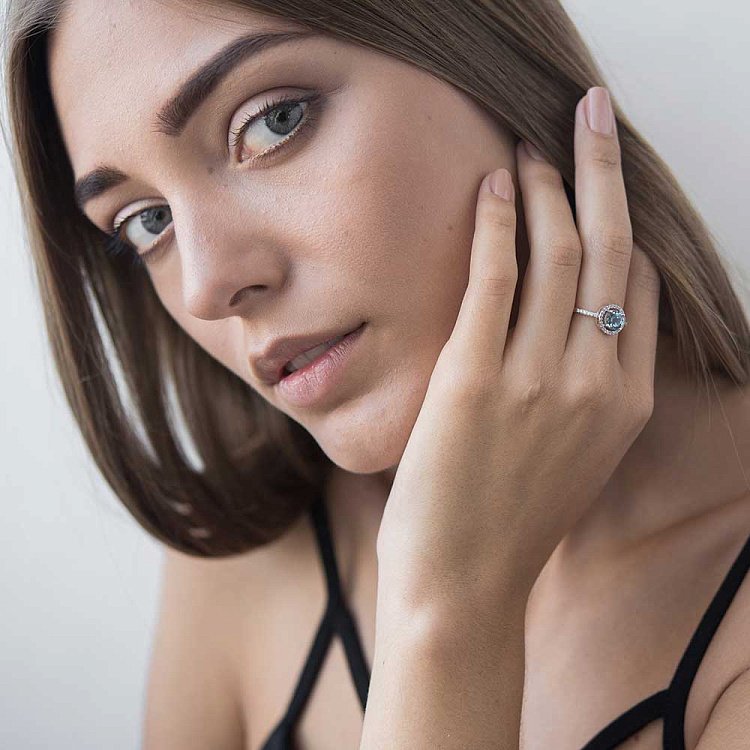 Золота каблучка з блакитним топазом і фіанітами к04626 від ювелірного магазину Онікс - 3