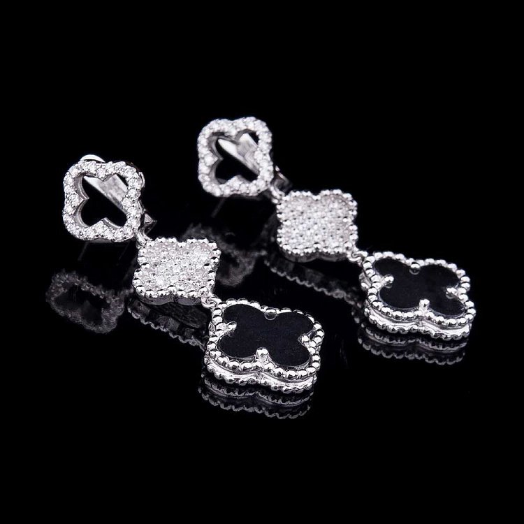 Серебряные серьги "Клевер" с ониксом и фианитами 121733 от ювелирного магазина Оникс - 1