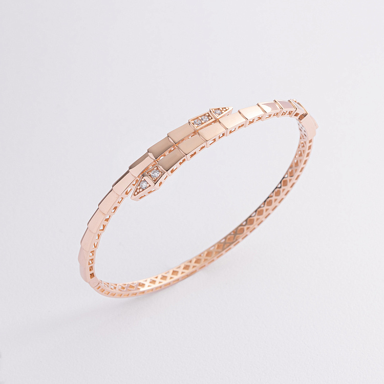 Жорсткий браслет "Змія" у червоному золоті (фіаніти) б05621 Жорсткий браслет "Змія" у червоному золоті (фіаніти) б05621 від ювелірного магазину Онікс