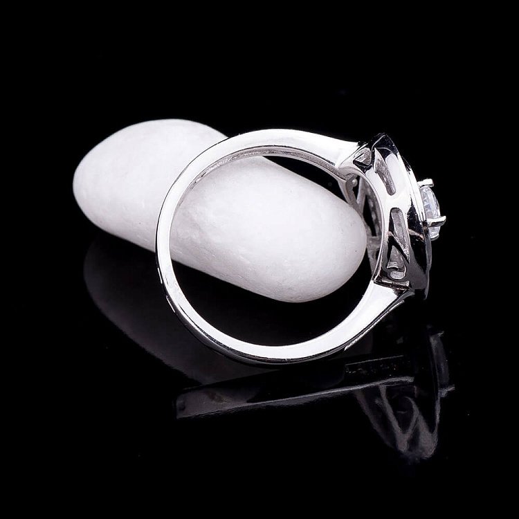 Серебряное кольцо с фианитами 111685 - 1 Серебряное кольцо с фианитами 111685 от ювелирного магазина Оникс - 1