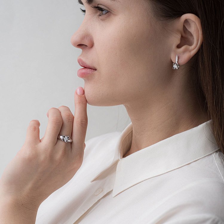 Золотое кольцо "Цветок" с бриллиантом кб0080 от ювелирного магазина Оникс - 1