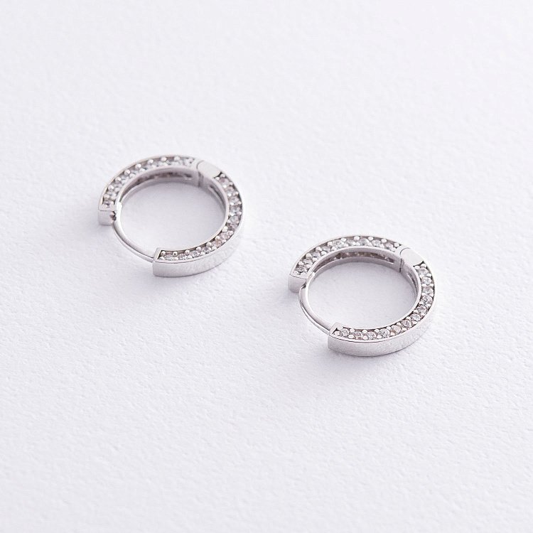 Серьги - кольца в белом золоте (фианиты) с05483 от ювелирного магазина Оникс