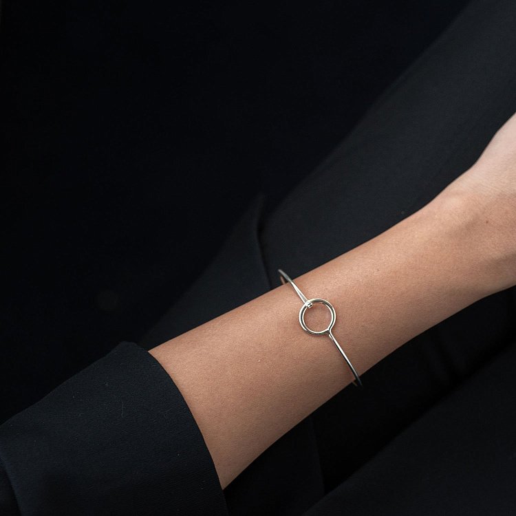 Жесткий серебряный браслет "Круговорот" 141468 от ювелирного магазина Оникс - 2