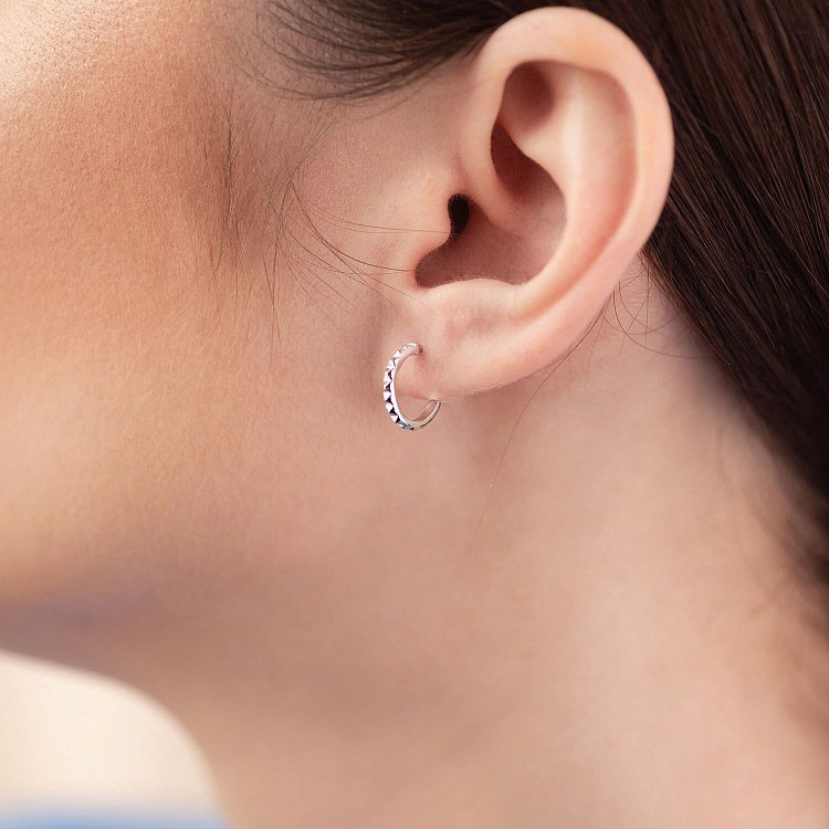 Серьги - пусеты "Mona" в белом золоте mini с08381 от ювелирного магазина Оникс - 1