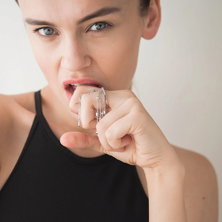 Серебряное кольцо с фианитами 111780 - 1 Серебряное кольцо с фианитами 111780 от ювелирного магазина Оникс - 1