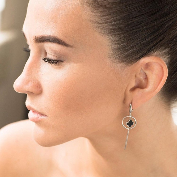 Срібні сережки "Конюшина" з оніксом 122194 від ювелірного магазину Онікс - 3