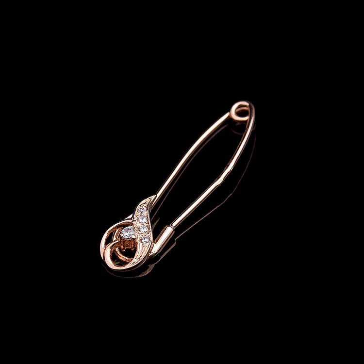 Золотая булавка с фианитами зак00127 от ювелирного магазина Оникс - 1