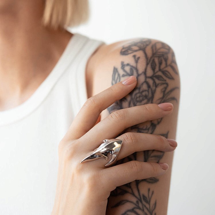 Серебряное кольцо "Череп ворона" 11713 от ювелирного магазина Оникс