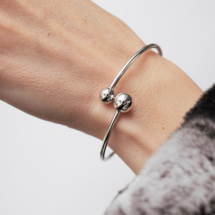 Жорсткий браслет "Кульки" у білому золоті б05817 від ювелірного магазину Онікс - 1