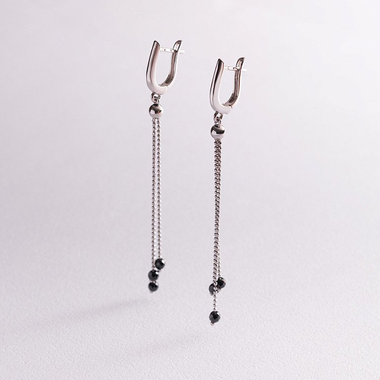 Серебряные висячие серьги с черными камнями 123153 от ювелирного магазина Оникс