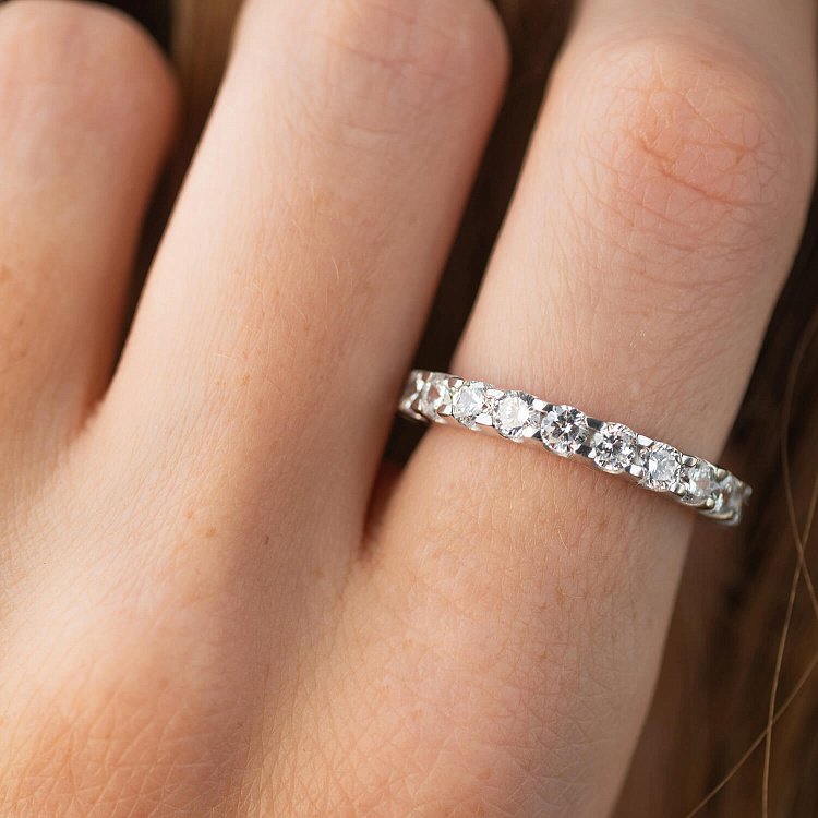 Срібна каблучка з доріжкою каменів (фіаніти) 1393 від ювелірного магазину Онікс - 1