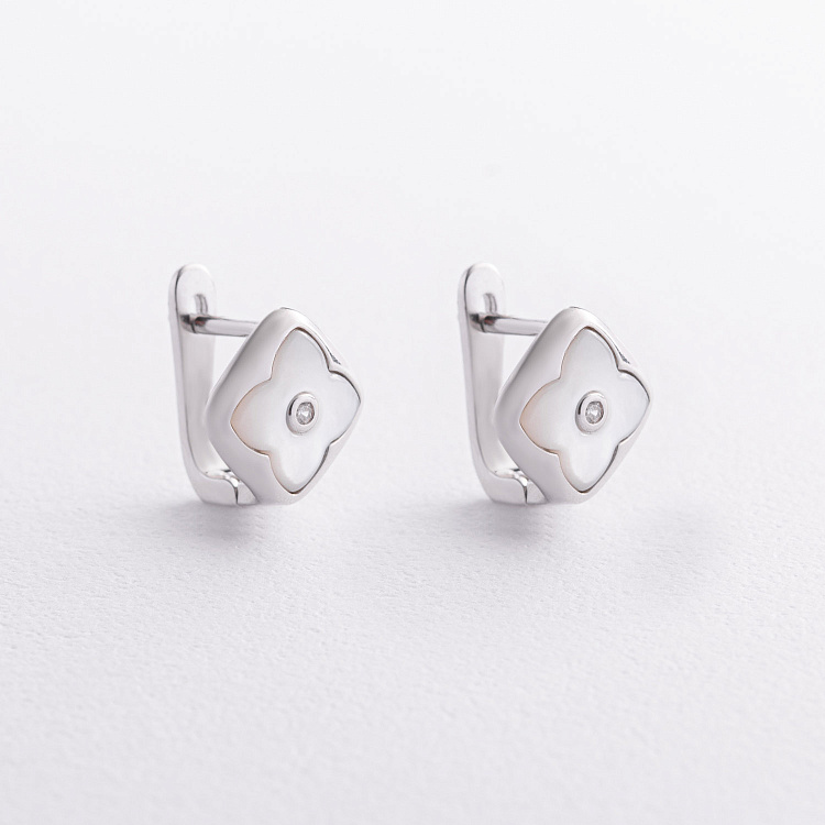 Срібні сережки "Конюшина" з перламутром 123538 від ювелірного магазину Онікс