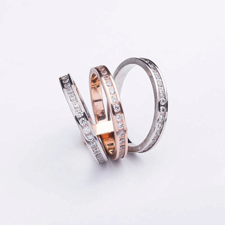 Золотое тройное кольцо с фианитами к02640 от ювелирного магазина Оникс - 3