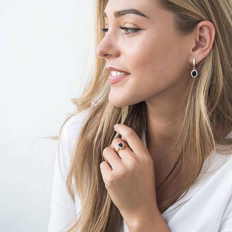 Золота каблучка з піропом (гранатом) і фіанітами к02122п від ювелірного магазину Онікс - 3