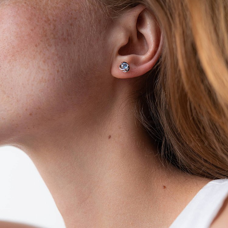 Золоті сережки-пусети з блакитним топазом с02404 від ювелірного магазину Онікс - 6