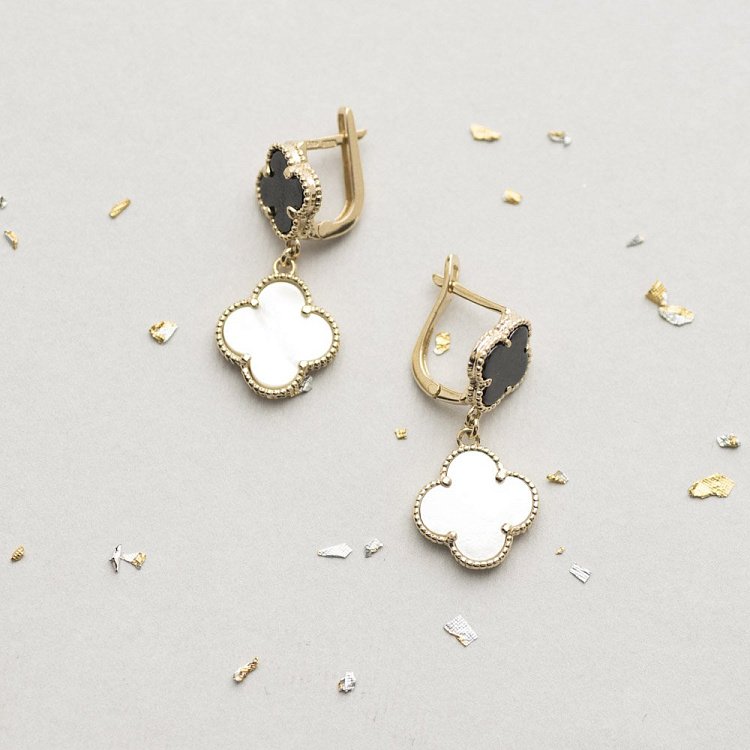 Золоті сережки "Конюшина" (онікс, перламутр) с05124 від ювелірного магазину Онікс - 3