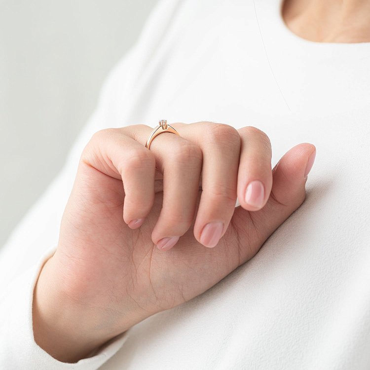 Золота заручальна каблучка з фіанітом к04918 - 1 Золота заручальна каблучка з фіанітом к04918 від ювелірного магазину Онікс - 1