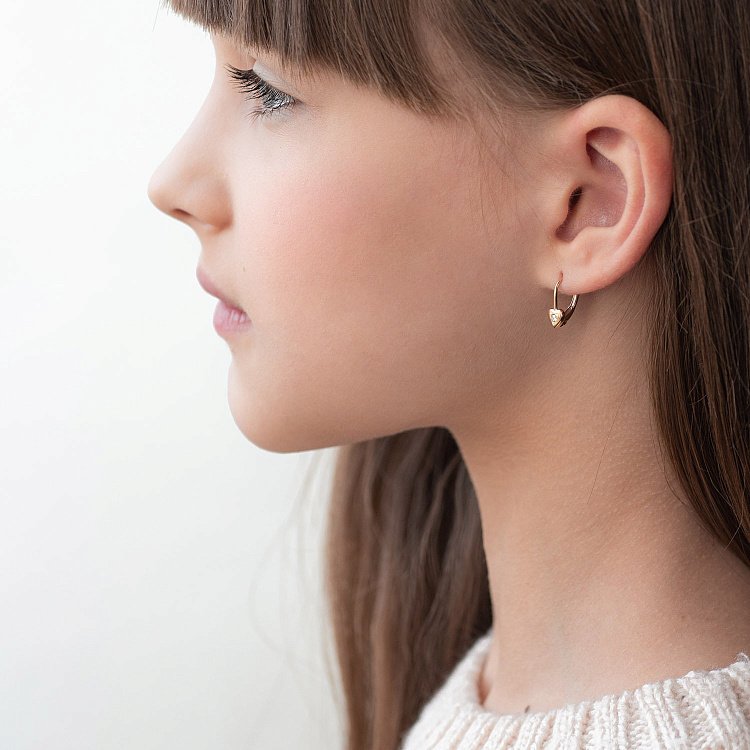 Детские золотые серьги "Сердечки" с фианитами с05935 от ювелирного магазина Оникс - 1