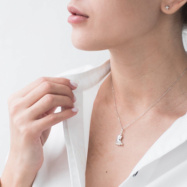 Серебряная подвеска "Ножка младенца" с фианитом 132190 от ювелирного магазина Оникс - 1