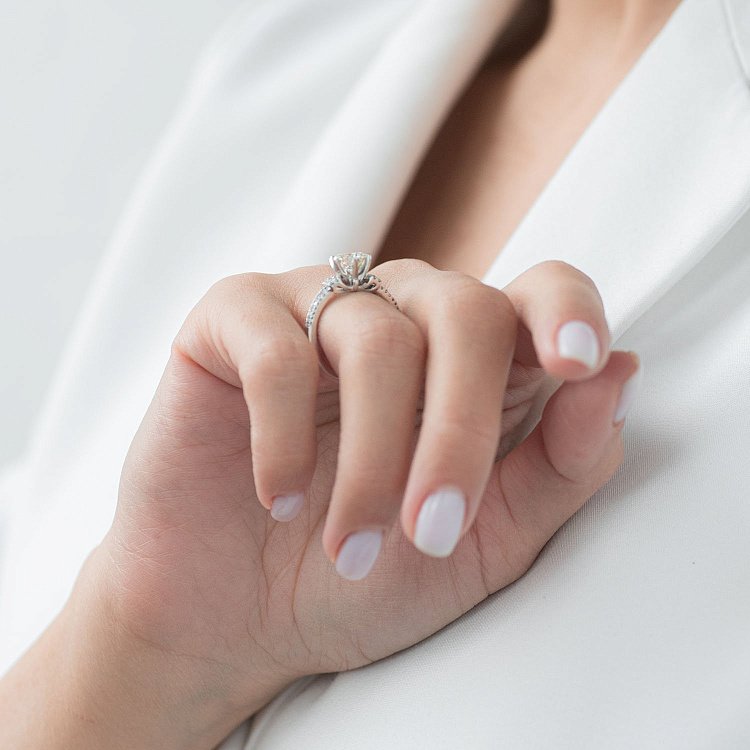 Золота каблучка з діамантами к375 від ювелірного магазину Онікс - 3