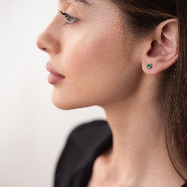 Сережки - пусети з оніксом в білому золоті с06816 від ювелірного магазину Онікс - 1