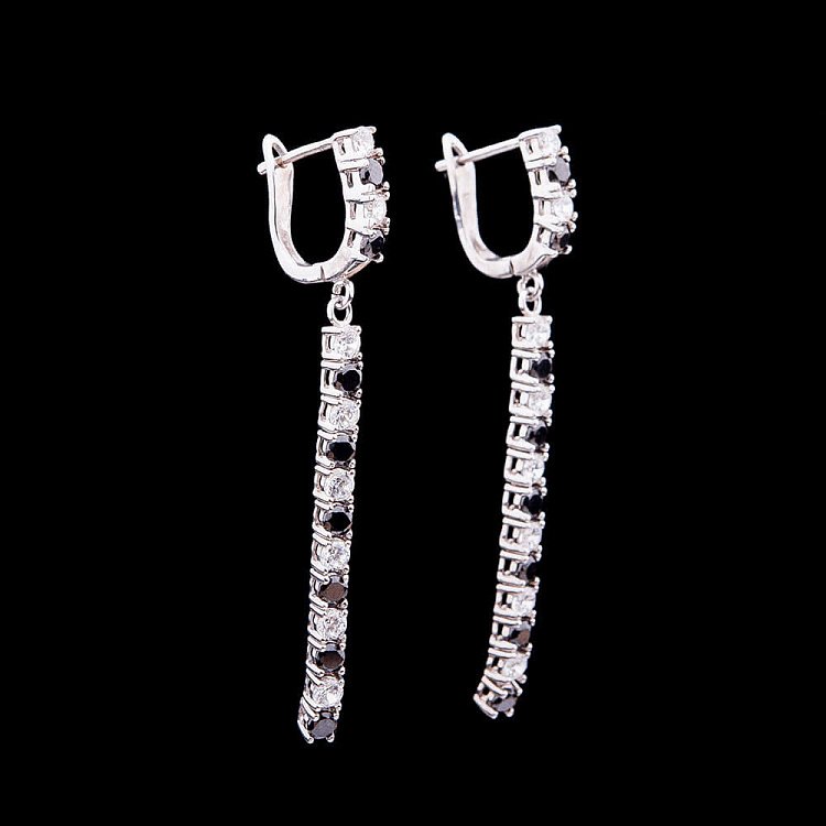 Срібні сережки з фіанітами 121424 від ювелірного магазину Онікс