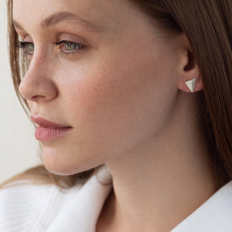 Сережки - пусети "Піраміда" у сріблі 123266 від ювелірного магазину Онікс - 1