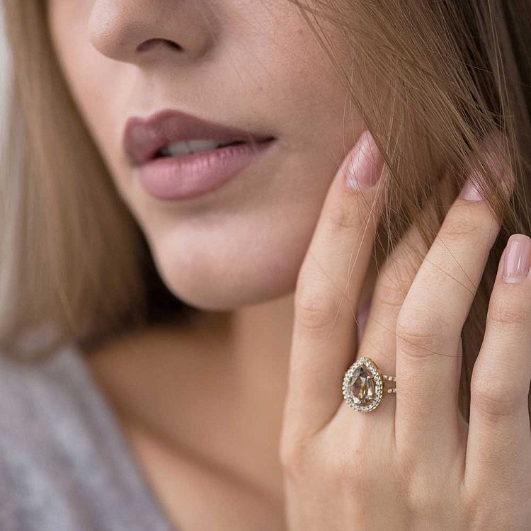 Золота каблучка з раухтопазом і фіанітами 14032266 від ювелірного магазину Онікс - 2