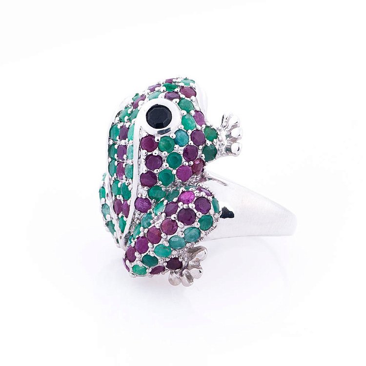 Серебряное кольцо с изумрудами, рубинами и сапфирами 111795 от ювелирного магазина Оникс - 1