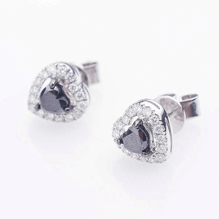 Золотые серьги-гвоздики с бриллиантами с212 Золотые серьги-гвоздики с бриллиантами с212 от ювелирного магазина Оникс