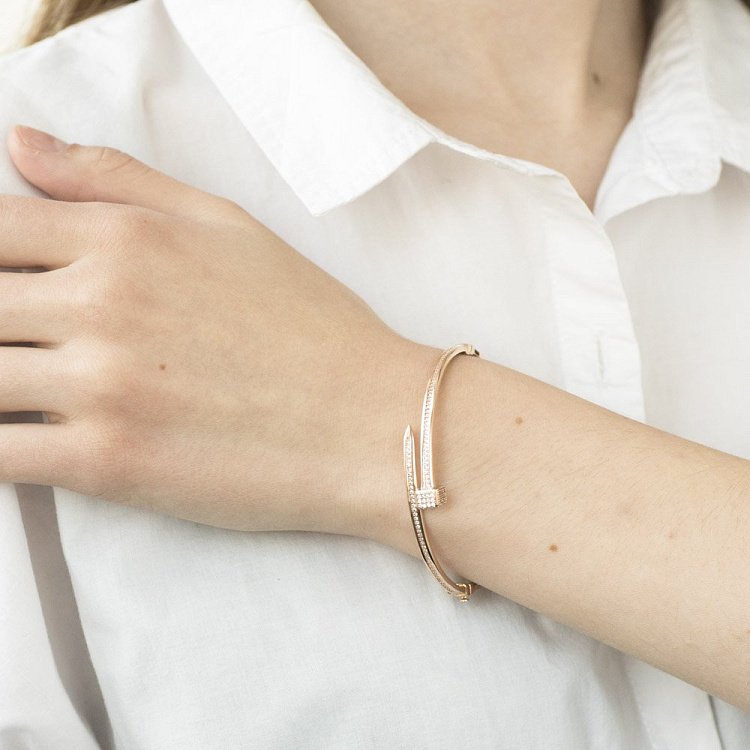 Жесткий золотой браслет (фианиты) б03763 от ювелирного магазина Оникс - 2